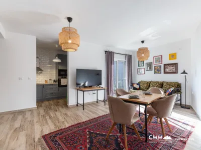 Bečići’de, 4. katta bulunan 53 m²’lik modern ve konforlu bir daire